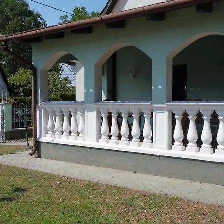 Zoeldhaz Apartment Balatonmariafurdo