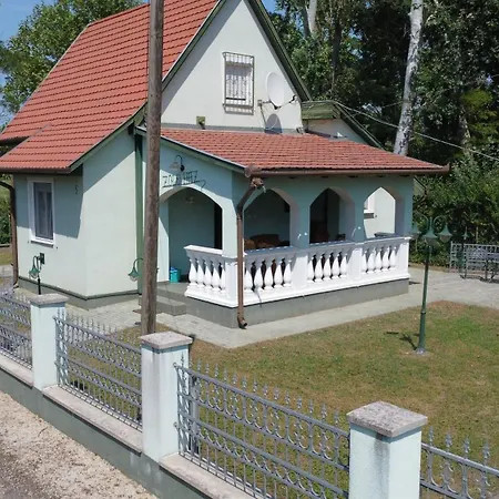 Zoeldhaz アパート Balatonmáriafürdő