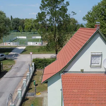 Apartment Zoeldhaz Balatonmariafurdo