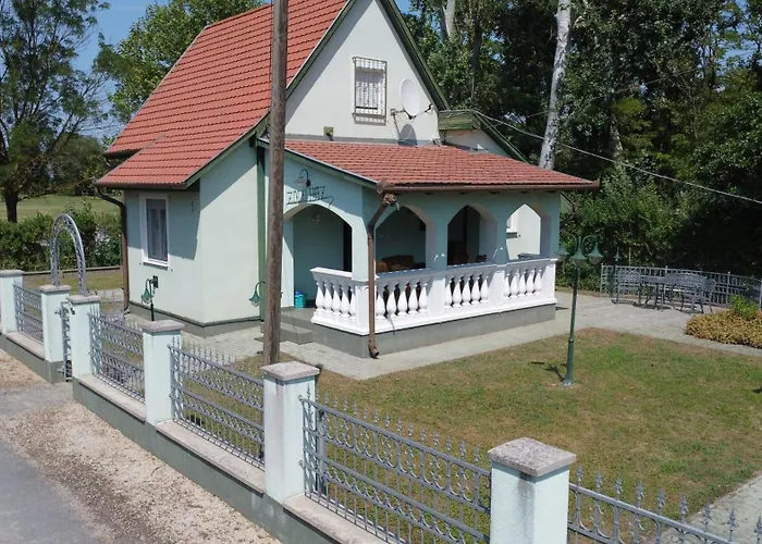 Zoeldhaz アパート Balatonmáriafürdő