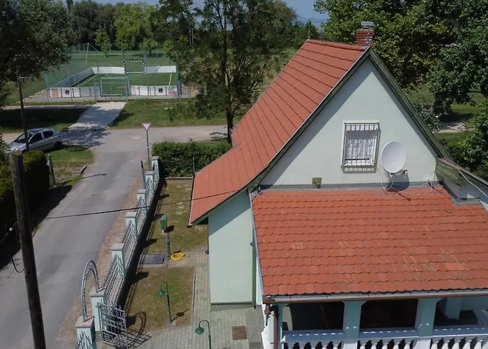 Zoeldhaz アパート Balatonmáriafürdő