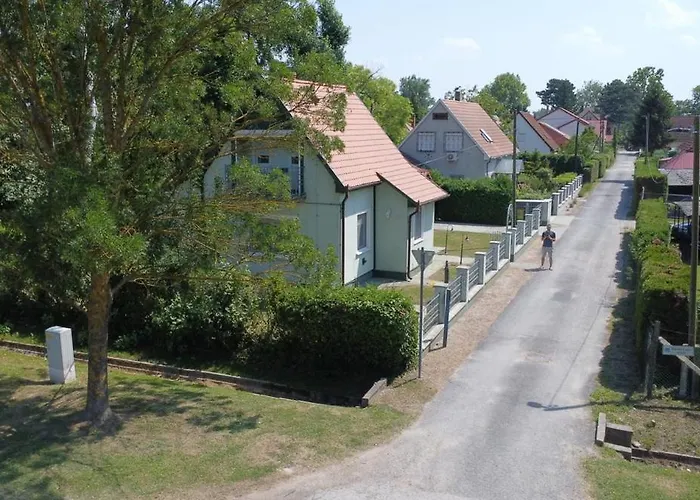 Zoeldhaz アパート Balatonmáriafürdő